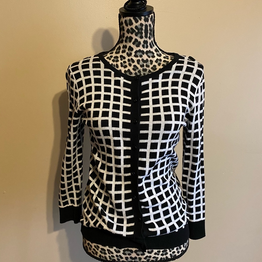 THE LIMITED SWEATER BLACK AND WHITE